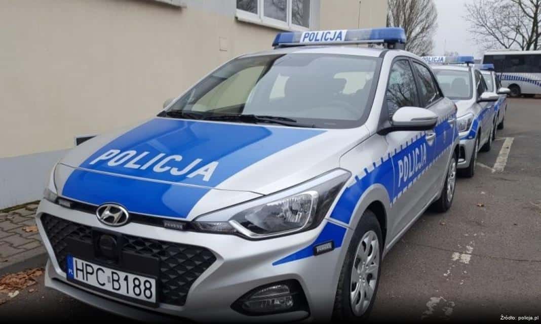 Policjantki edukują uczniów o zagrożeniach w sieci