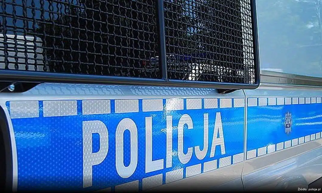 Spotkanie dzielnicowego z uczniami na temat cyberbezpieczeństwa w gminie Iwkowa